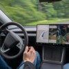 Selbstfahrende Teslas bringen Schüler und Senioren ans Ziel