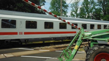 Traktor an Bahnübergang
