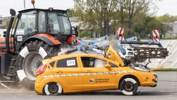 Traktor gegen Pkw