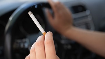 Rauchen im Auto ist gesundheitsschädlich für die Mitfahrer