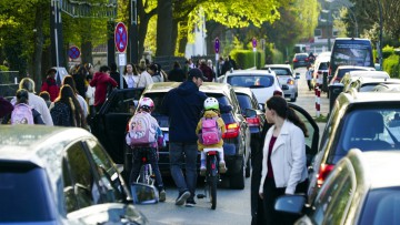 Morgendliches Verkehrschaos vor einer Hamburger Schule