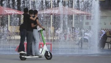 Oft sind mehr als eine Person auf E-Scootern zu sehen