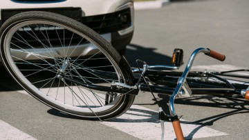 Haftung nach Kollision: Fahrradfahrer trotz Radweg auf der Straße unterwegs