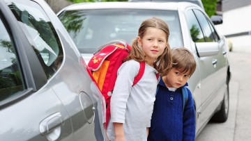 Kinder am Straßenrand