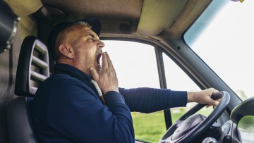 Müder Pkw-Fahrer am Steuer
