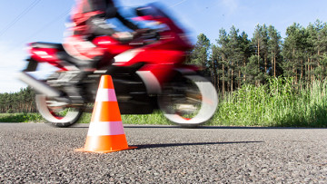 Motorradfahrschüler lebensgefährlich verletzt