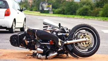 Ein Schwerverletzter bei Unfall zwischen Fahrschulwagen und Motorradfahrer