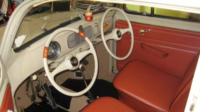 In den 50ern gab es den Käfer in den USA als Fahrschulauto mit zwei Lenkrädern