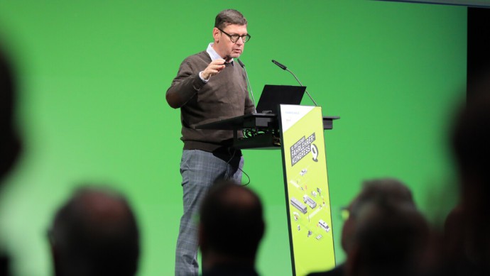 Prof. Michael Schreckenberg bei seinem humorvollen Vortrag am FLK