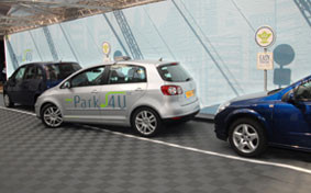 Parkassistent macht Korrekturzüge Park 4 U