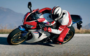 Honda: In Spanien Supersportler mit Combined ABS testen Honda