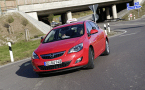 Opel Astra: Sondermodelle für Fahrschulen Astra_Kreisverkehr_Web
