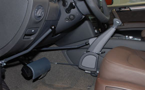 Audi: Handicap-Fahrlehrer bekommen Fahrhilfen umsonst Audi_Fahrhilfe_Web