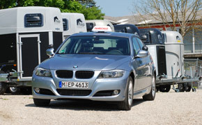 Unfallersatz: Fahrschule darf auf Anhängerkupplung bestehen BMW_Fahrschulauto