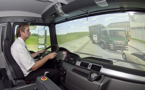 Dekra Akademie: Simulator mit Assistenten rollt zum Kunden Dekra_Fahrsimulator
