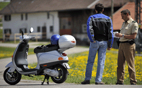 Kleinkrafträder: Ab 1. März muss ein blaues Schild drauf Moped