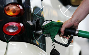 Spritsparendes Fahren wenig verbreitet Tankstelle Zapfsäule Tanken Sprit