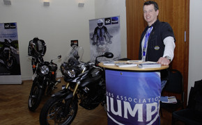 Triumph: Fahrschul-Aktionen mit Motorrädern Robert_Huebscher_Web