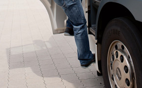 Nutzung von Trittstufen des LKw