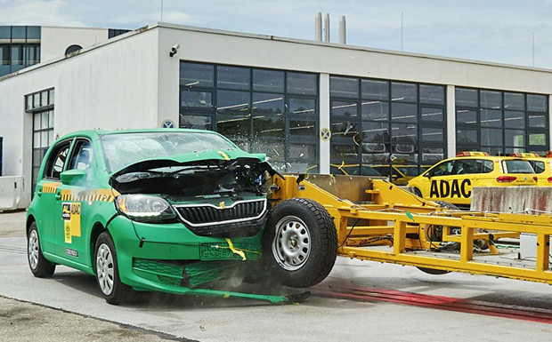 Frontalcrash: Autos könnten sicherer sein