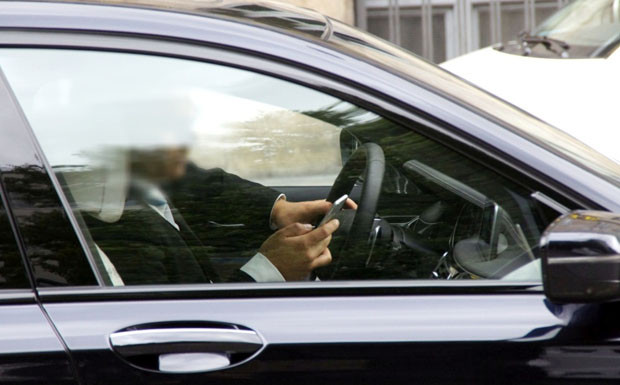 Jeder 16. Autofahrer nutzt Smartphone am Steuer