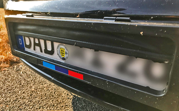 Raser nutzt Kennzeichen-Jalousie