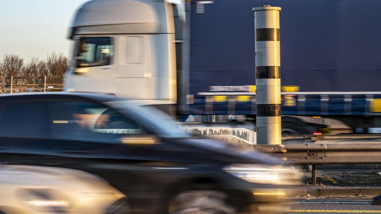 Blitzer, Radar-Geschwindigkeitsüberwachung: Poliscan-Messsystem auf der Autobahn A40, auf der Rheinbrücke Neuenkamp, Duisburg, NRW, Deutschland