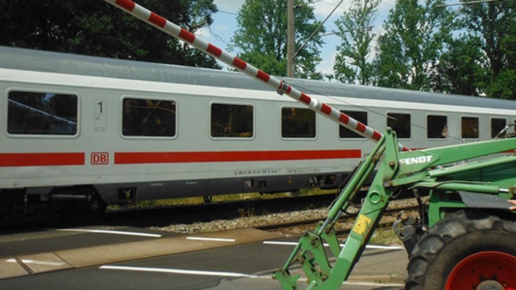 Traktor an Bahnübergang
