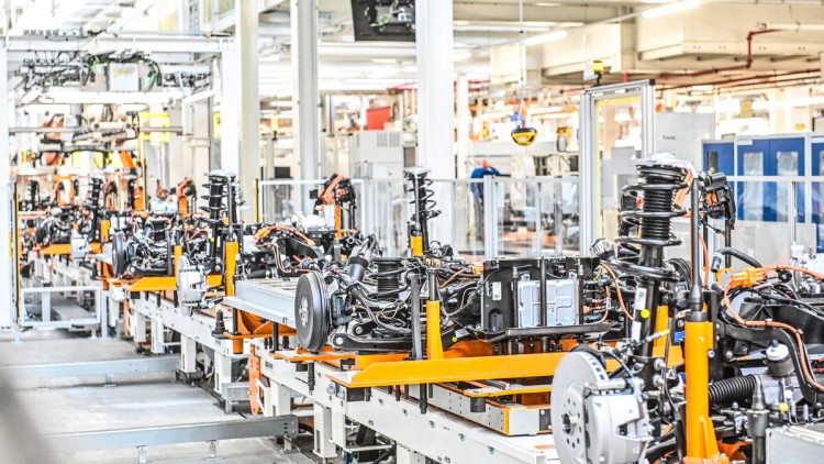 VW Nutzfahrzeuge drosselt wegen Teilemangel Produktion