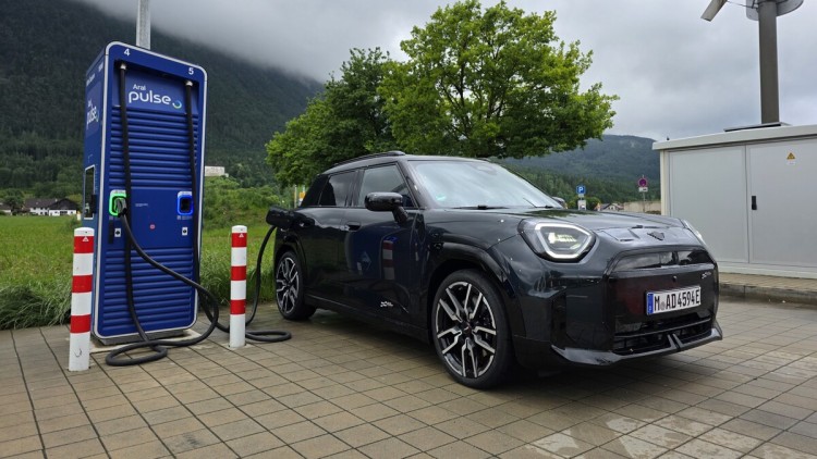 MINI Aceman an DC-Ladesäule E-Mobilität