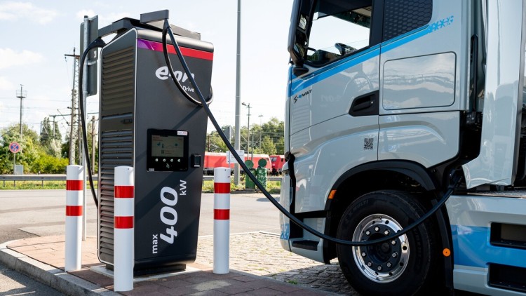 Ein E-LKW am EON-DC-Schnellader