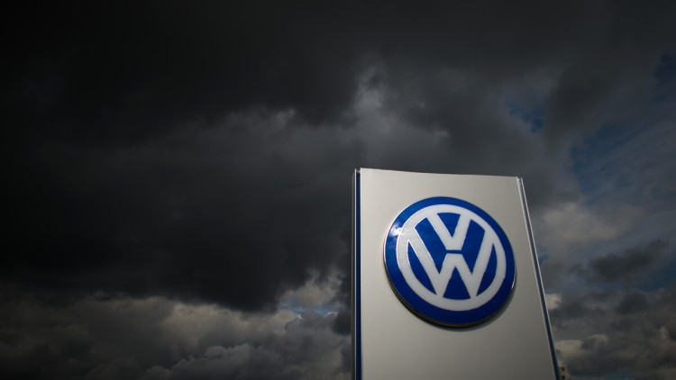 VW Logo vor dunklen Wolken
