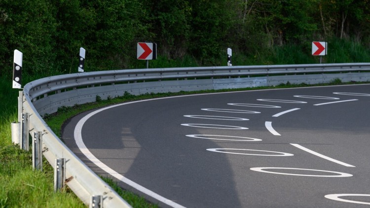 Sicherere Linienführung von Motorrädern in Kurven durch Kreise