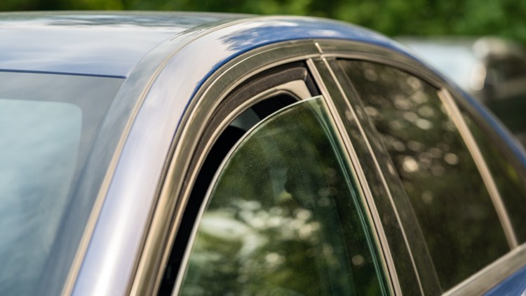 Auto mit offenem Fenster Hitze Sommer Parken