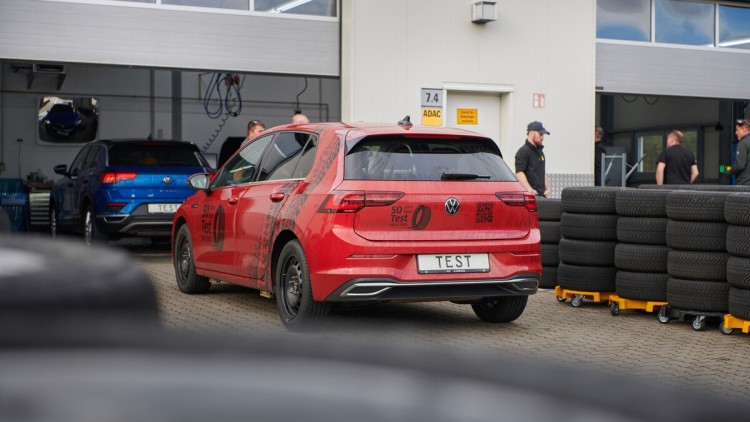 VW Golf beim Reifenwechsel