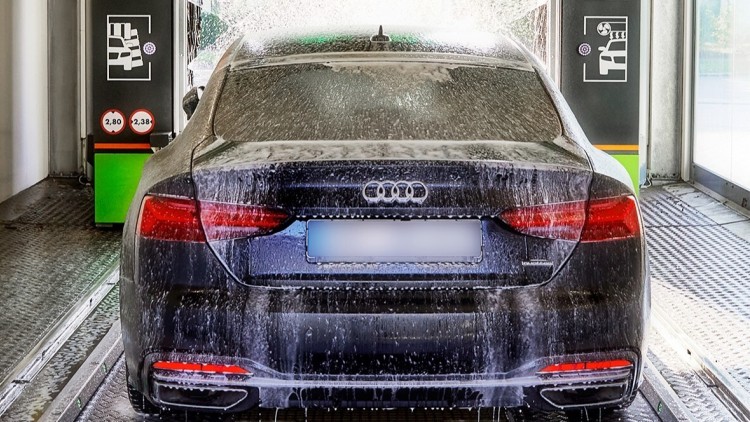 Auto in der Waschanlage