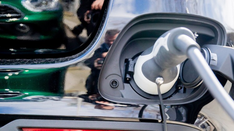 Plug-in-Hybrid E-Auto beim öffentlichen Laden