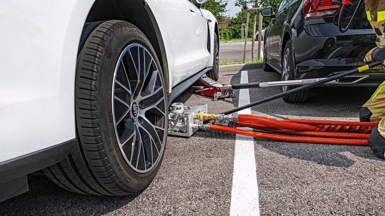Neues Löschsystem für Elektrofahrzeuge Rosenbauer_Löschdorn