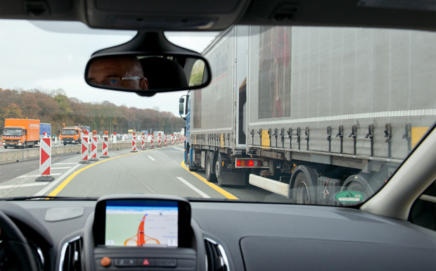Beziehungsprobleme zwischen Lkw und Pkw