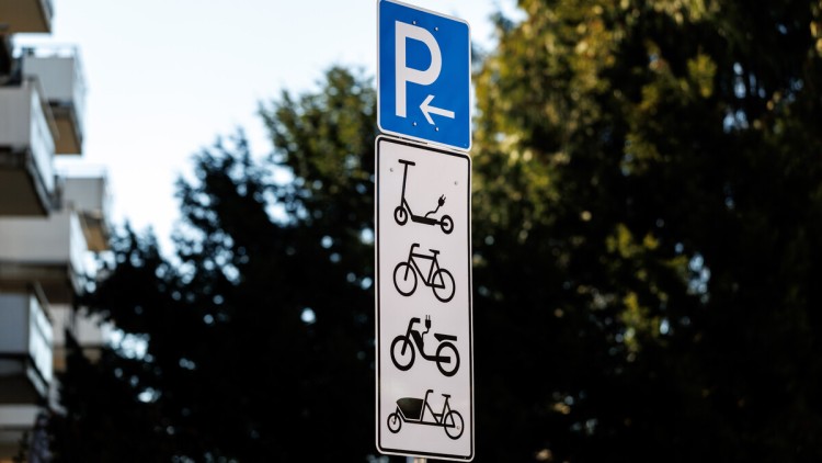 Parkplatz für verschiedene Zweiräder