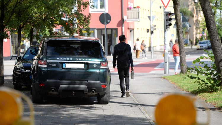 Falschparker am Gehweg