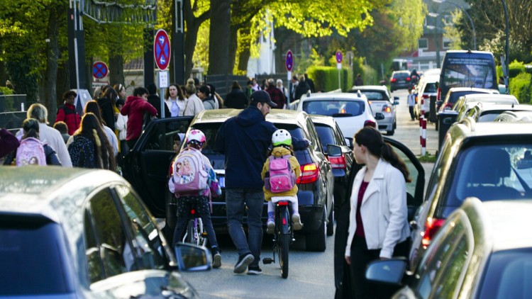 Morgendliches Verkehrschaos vor einer Hamburger Schule