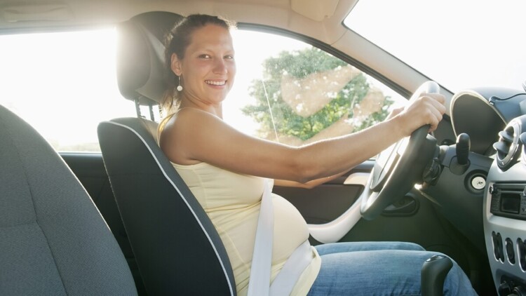 Schwanger am Steuer: So sind werdende Mütter sicher mit dem Auto unterwegs 