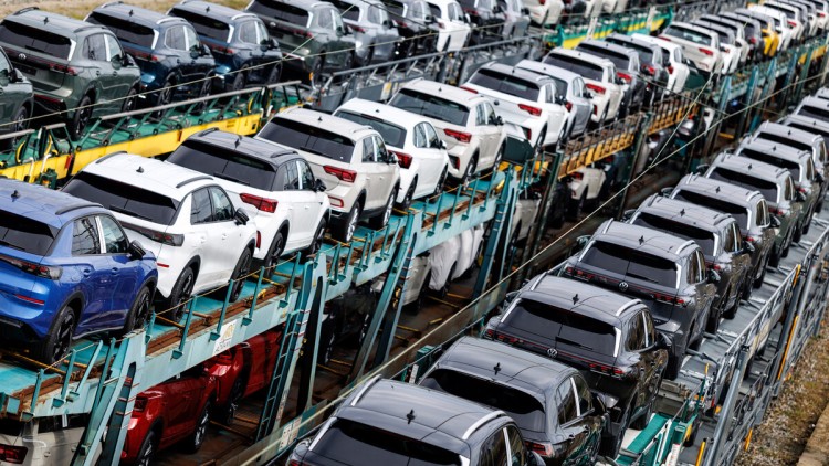 Deutsche Neuwägen am Güterzug