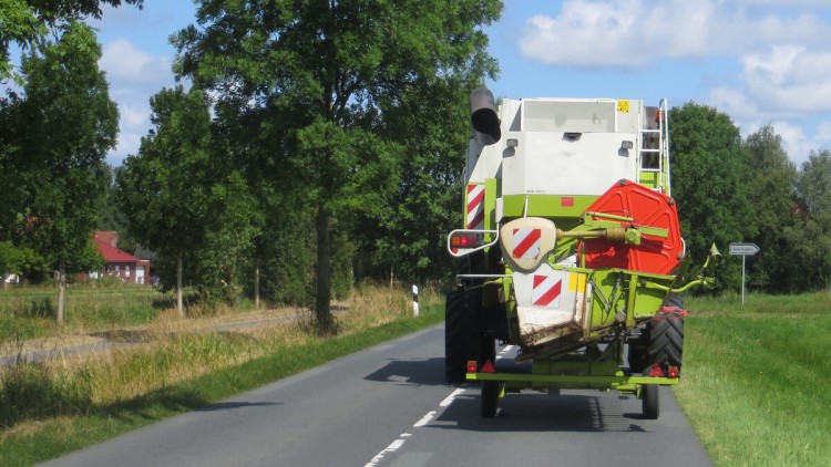Mähdrescher fährt auf Landstraße