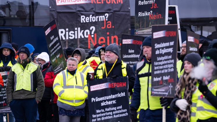 Fahrlehrer in Brandenburg protestieren vor dem Landtag gegen Reformpläne