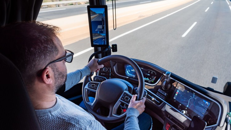 Lkw mit Spiegelersatzsystem