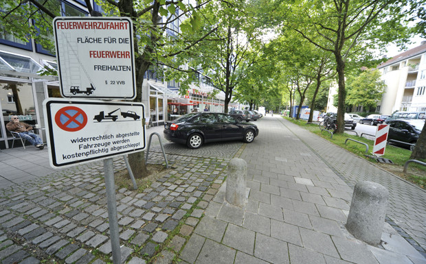 Autofahrer kracht gegen Betonpoller