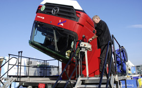 Nutzfahrzeug-IAA: Beim DVR stehen die Lkw-Fahrer Kopf Überschlagsimulator_Lkw_Web