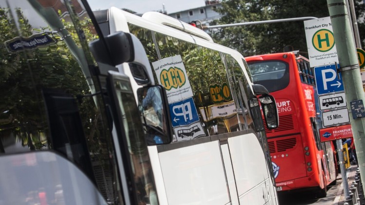 Reisebusse an Haltestelle in Frankfurt